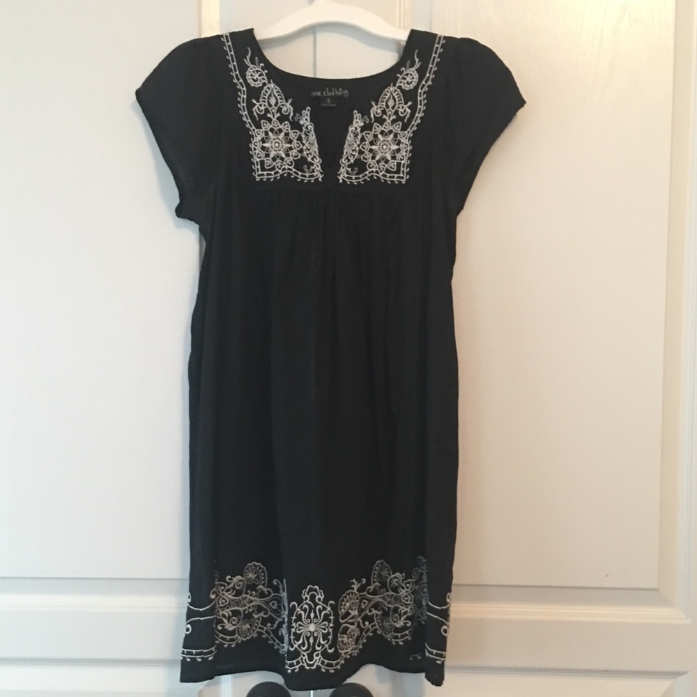 Flowy embroidered shift dress, small